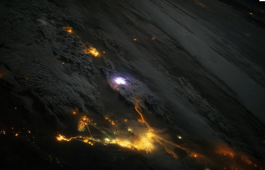 Κεραυνός «χτυπάει» τη Γη -Μια εκπληκτική φωτογραφία από το διεθνή διαστημικό σταθμό [εικόνα] | iefimerida.gr 0