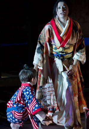 Aυτές είναι οι ο πρώτες εικόνες από τα εξαίσια κοστούμια και σκηνικά της Μαντάμα Μπατττερφλάι [εικόνες] | iefimerida.gr 1