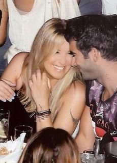 Oι παθιάρικες αγκαλιές της Ναταλίας Γερμανού με τον πιτσιρικά σύντροφό της που προκαλούν αμηχανία [εικόνες] | iefimerida.gr 0