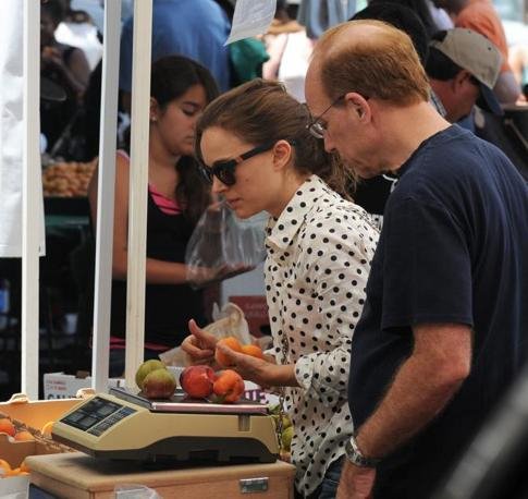 Στη λαϊκή η ατημέλητη Νάταλι Πόρτμαν μαζί με τον... μπαμπά της [εικόνες] | iefimerida.gr 0