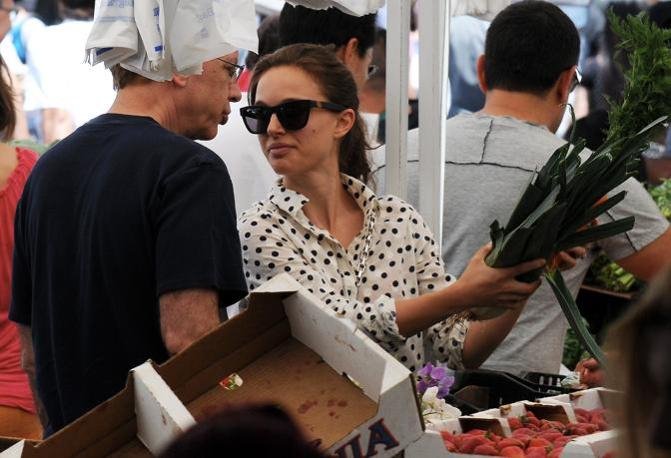 Στη λαϊκή η ατημέλητη Νάταλι Πόρτμαν μαζί με τον... μπαμπά της [εικόνες] | iefimerida.gr 1