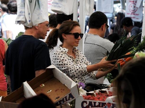 Στη λαϊκή η ατημέλητη Νάταλι Πόρτμαν μαζί με τον... μπαμπά της [εικόνες] | iefimerida.gr 2