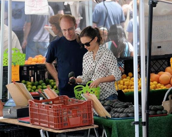 Στη λαϊκή η ατημέλητη Νάταλι Πόρτμαν μαζί με τον... μπαμπά της [εικόνες] | iefimerida.gr 3