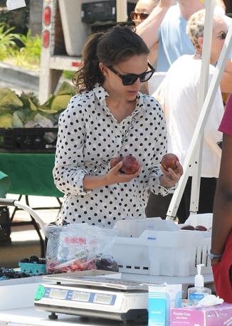 Στη λαϊκή η ατημέλητη Νάταλι Πόρτμαν μαζί με τον... μπαμπά της [εικόνες] | iefimerida.gr 4