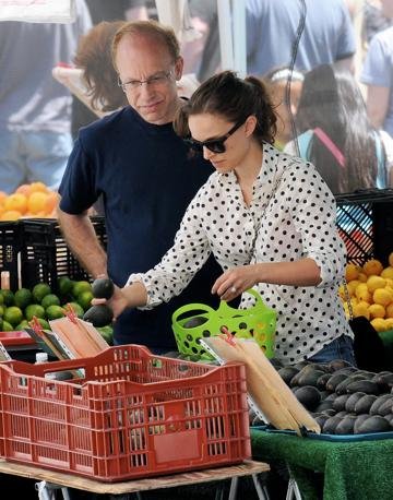 Στη λαϊκή η ατημέλητη Νάταλι Πόρτμαν μαζί με τον... μπαμπά της [εικόνες] | iefimerida.gr 5