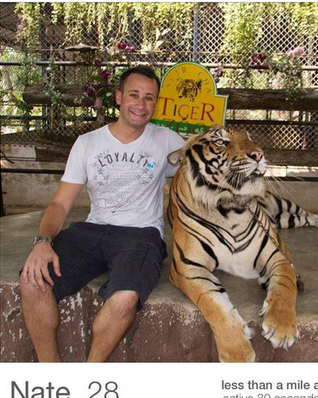 Μια νέα αντρική μανία -Ποζάρουν δίπλα σε άγρια ζώα για να προσελκύσουν γυναίκες [εικόνες] | iefimerida.gr 1