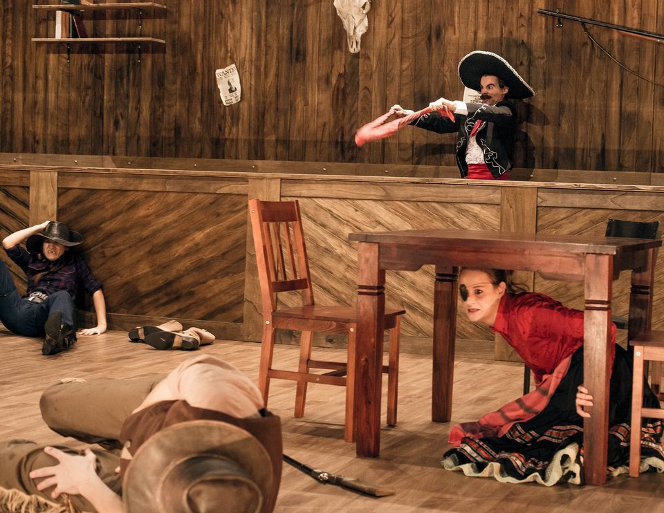 Η σουρεάλ παράσταση του Φεστιβάλ Αθηνών -Μετατρέπει την Πειραιώς σε σαλούν [βίντεο] | iefimerida.gr 3