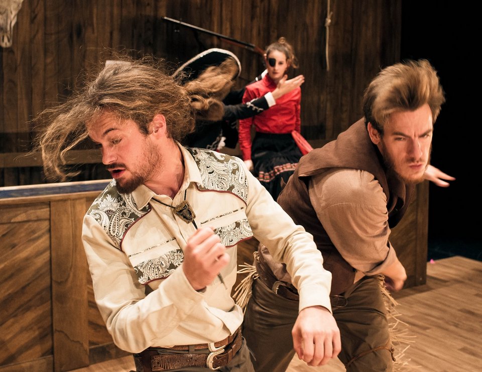 Η σουρεάλ παράσταση του Φεστιβάλ Αθηνών -Μετατρέπει την Πειραιώς σε σαλούν [βίντεο] | iefimerida.gr 1