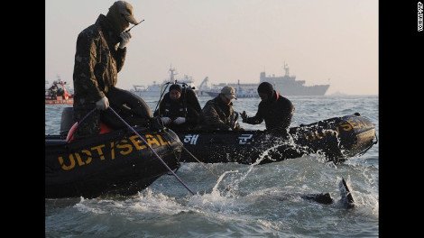 Σπαρακτικό -Δύο παιδιά από το ναυάγιο στη Νότια Κορέα είχαν δεθεί μεταξύ τους με τα κορδόνια τους για να μην χωρίσουν [εικόνες] | iefimerida.gr 2