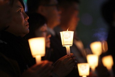 Σπαρακτικό -Δύο παιδιά από το ναυάγιο στη Νότια Κορέα είχαν δεθεί μεταξύ τους με τα κορδόνια τους για να μην χωρίσουν [εικόνες] | iefimerida.gr 4