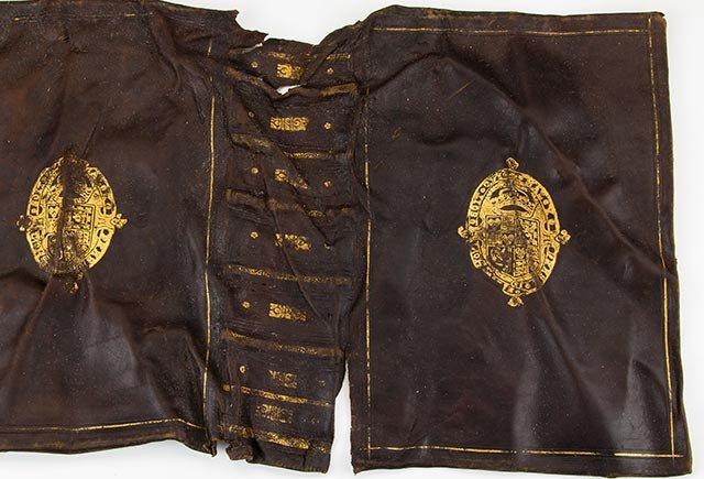 Πολυτελή ενδύματα 400 ετών βρέθηκαν άθικτα σε ναυάγιο [εικόνες] | iefimerida.gr 7