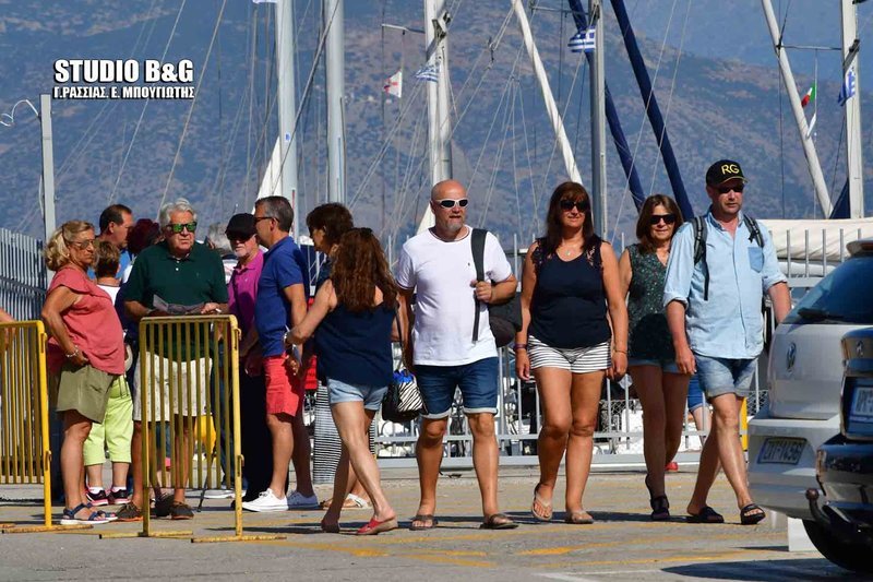 Στο Ναύπλιο «έδεσε» υπερπολυτελές κρουαζιερόπλοιο λόγω απεργίας της ΠΝΟ [εικόνες & βίντεο] | iefimerida.gr 9