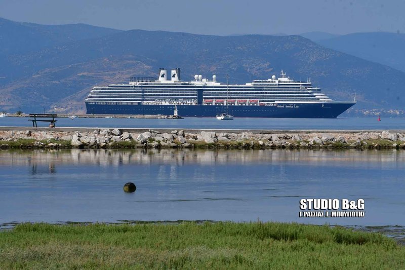 Oosterdam: Το εντυπωσιακό κρουαζιερόπλοιο που κατέπλευσε στο Ναύπλιο [εικόνες & βίντεο] | iefimerida.gr 3