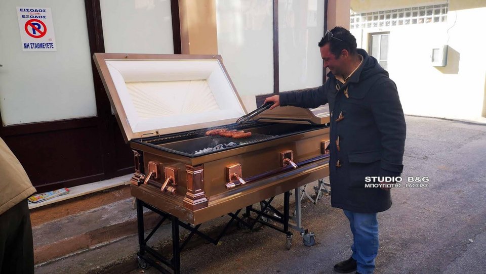 Μακάβρια Τσικνοπέμπτη: Γραφείο τελετών τσίκνισε ψήνοντας σε... φέρετρο–ψησταριά! [εικόνες & βίντεο] | iefimerida.gr 0