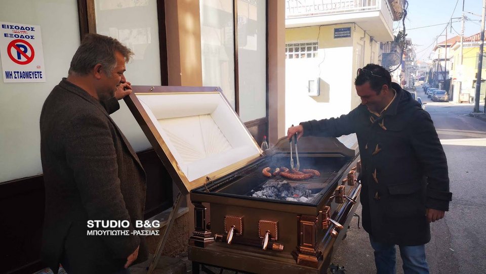 Μακάβρια Τσικνοπέμπτη: Γραφείο τελετών τσίκνισε ψήνοντας σε... φέρετρο–ψησταριά! [εικόνες & βίντεο] | iefimerida.gr 3