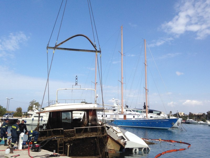 Εντυπωσιακές εικόνες στη Γλυφάδα από την ανέλκυση βυθισμένου σκάφους [εικόνες] | iefimerida.gr 0