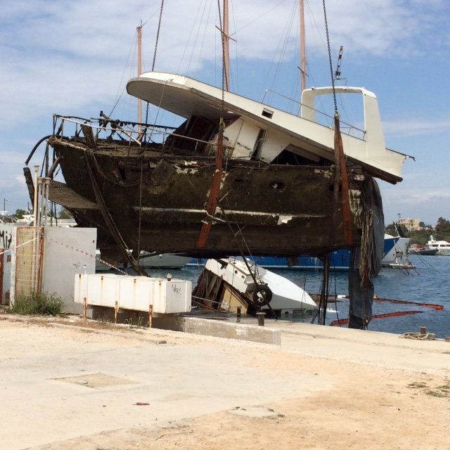 Εντυπωσιακές εικόνες στη Γλυφάδα από την ανέλκυση βυθισμένου σκάφους [εικόνες] | iefimerida.gr 1