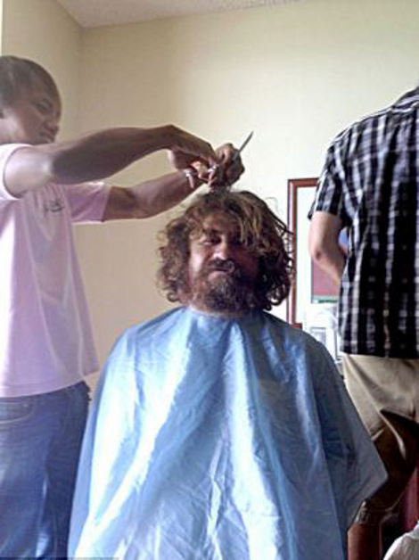 Εκπληκτική αλλαγή: Ο ναυαγός που έμεινε 14 μήνες στον ωκεανό ξυρίστηκε και κουρεύτηκε [εικόνες] | iefimerida.gr 1