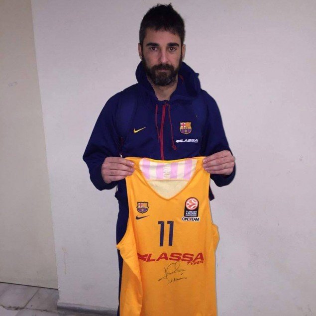 Ο Χουάν Κάρλος Ναβάρο στηρίζει τον Νίκο Κυζερίδη - Δωρίζει τη φανέλα του [εικόνα] | iefimerida.gr 0