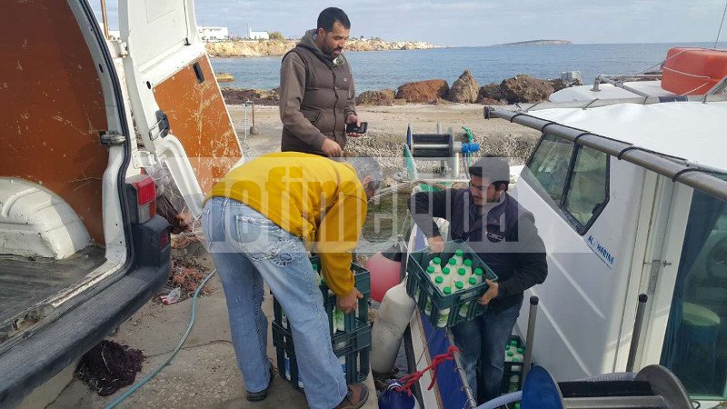 Η Νάξος στέλνει με καΐκια προϊόντα στα γειτονικά νησιά -Σπάει την απεργία της ΠΝΟ [εικόνες] | iefimerida.gr 2