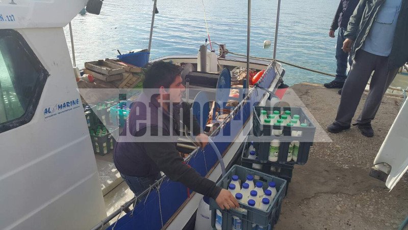 Η Νάξος στέλνει με καΐκια προϊόντα στα γειτονικά νησιά -Σπάει την απεργία της ΠΝΟ [εικόνες] | iefimerida.gr 3