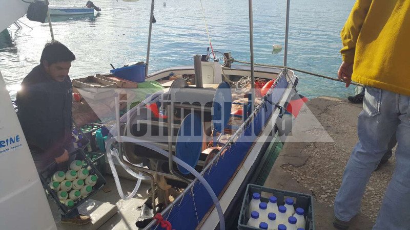 Η Νάξος στέλνει με καΐκια προϊόντα στα γειτονικά νησιά -Σπάει την απεργία της ΠΝΟ [εικόνες] | iefimerida.gr 4