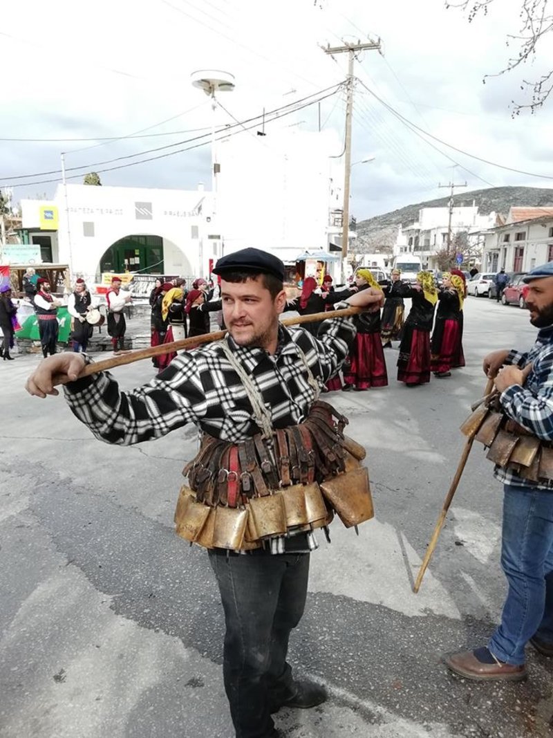 Μία αλλιώτικη Τσικνοπέμπτη στη Νάξο: Το διονυσιακό έθιμο που ξορκίζει το κακό [εικόνες & βίντεο] | iefimerida.gr 0