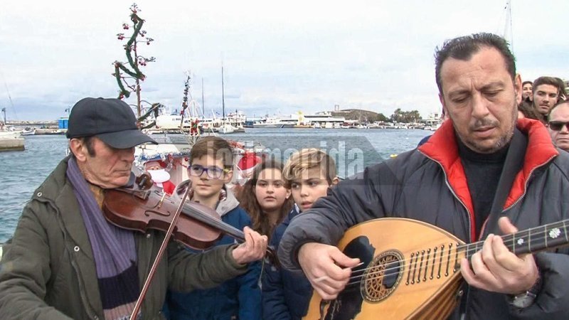 Καράβι προσφοράς: Μαθητές στη Νάξο στόλισαν ψαροκάικο και το γέμισαν τοπικά προϊόντα -Δείτε πού το στέλνουν [εικόνες] | iefimerida.gr 4