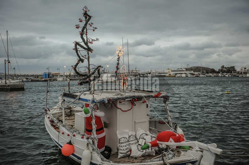 Καράβι προσφοράς: Μαθητές στη Νάξο στόλισαν ψαροκάικο και το γέμισαν τοπικά προϊόντα -Δείτε πού το στέλνουν [εικόνες] | iefimerida.gr 1