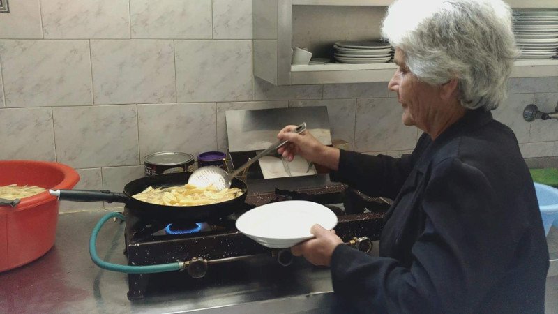 Στη Νάξο ακονίζουν μαχαίρια και καθαρίζουν πατάτες -Ετοιμοι να μπουν στο βιβλίο των ρεκόρ Γκίνες [εικόνες & βίντεο] | iefimerida.gr 1