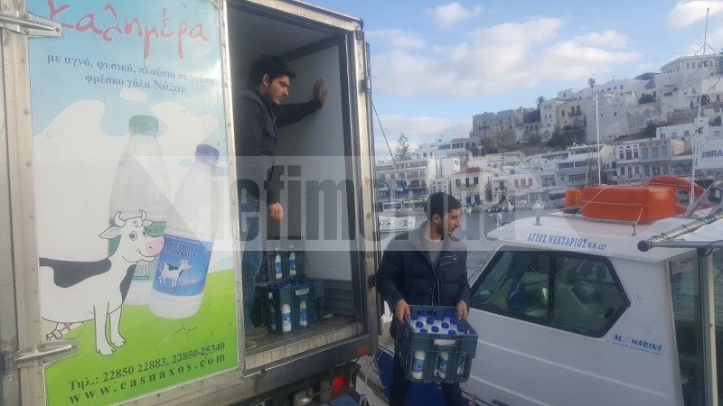 Η Νάξος στέλνει με καΐκια προϊόντα στα γειτονικά νησιά -Σπάει την απεργία της ΠΝΟ [εικόνες] | iefimerida.gr 0