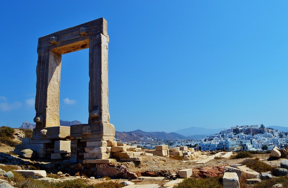 Η Daily Mail αποθεώνει την Νάξο: Σερβιτόρες που χορεύουν και ερημικές παραλίες -Αυτά μόνο στην Ελλάδα! | iefimerida.gr 0