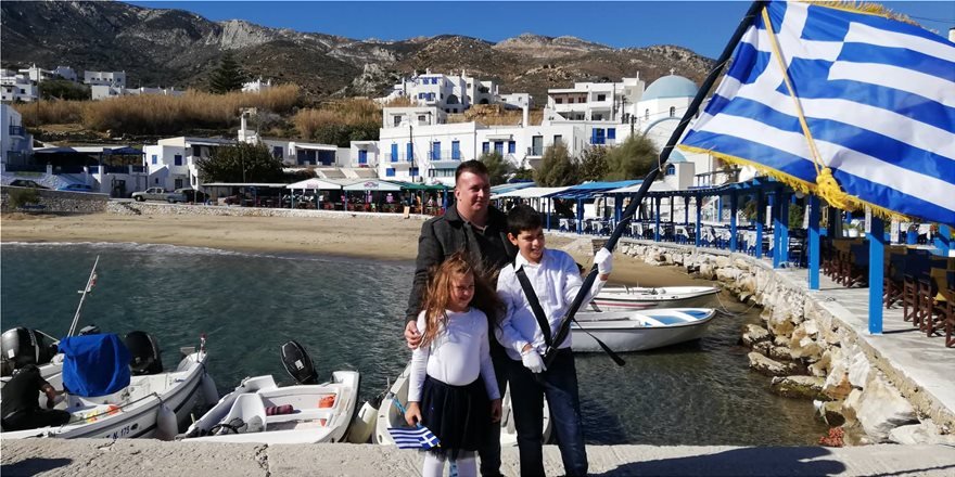 Οι μαθητές ποζάρουν με το δάσκαλό τους