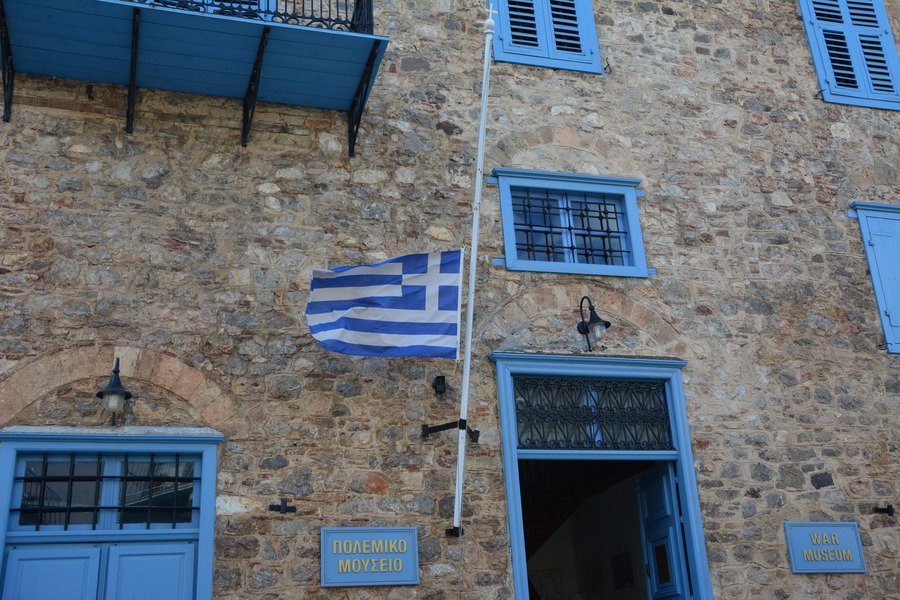 Πενθεί το Ναύπλιο για τον χαμό του υποπλοίαρχου Πανανά -Μεσίστιες οι ελληνικές σημαίες [εικόνες] | iefimerida.gr 1