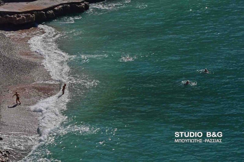 Στο Ναύπλιο άρχισαν ήδη τις βουτιές -Εκμεταλλεύτηκαν την ανοιξιάτικη μέρα [εικόνες] | iefimerida.gr 1