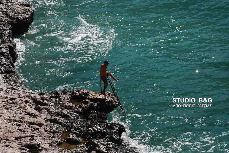 Στο Ναύπλιο άρχισαν ήδη τις βουτιές -Εκμεταλλεύτηκαν την ανοιξιάτικη μέρα [εικόνες] | iefimerida.gr 2