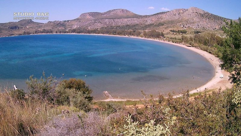 Ναύπλιο: Παραλία γέμισε από περίεργο υλικό που αναστάτωσε τους λουόμενους [εικόνες] | iefimerida.gr 0