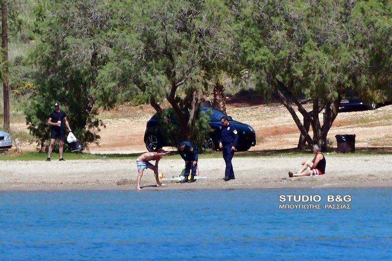 Ναύπλιο: Παραλία γέμισε από περίεργο υλικό που αναστάτωσε τους λουόμενους [εικόνες] | iefimerida.gr 2