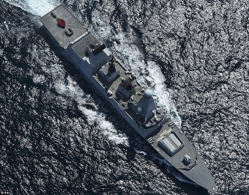 Ο θεός του έρωτα «χτύπησε» και το Βρετανικό Βασιλικό Ναυτικό -Οι ναύτες λένε «σ' αγαπώ» μεσοπέλαγα [εικόνες] | iefimerida.gr 0