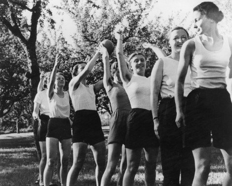 Οι «νύφες» του Χίτλερ: Κρυφή ματιά στα ναζιστικά στρατόπεδα εκπαίδευσης των συζύγων των Ες Ες [εικόνες] | iefimerida.gr 1