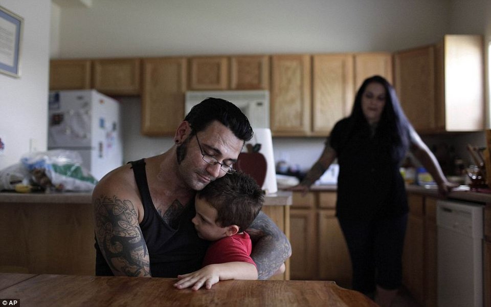 Μετανιωμένος ρατσιστής αφαιρεί όλα τα ναζιστικά τατουάζ-Η συγκλονιστική ιστορία του καταγράφτηκε σε ντοκιμαντέρ [βίντεο + εικόνες] | iefimerida.gr 0