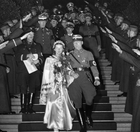 Οι «νύφες» του Χίτλερ: Κρυφή ματιά στα ναζιστικά στρατόπεδα εκπαίδευσης των συζύγων των Ες Ες [εικόνες] | iefimerida.gr 2