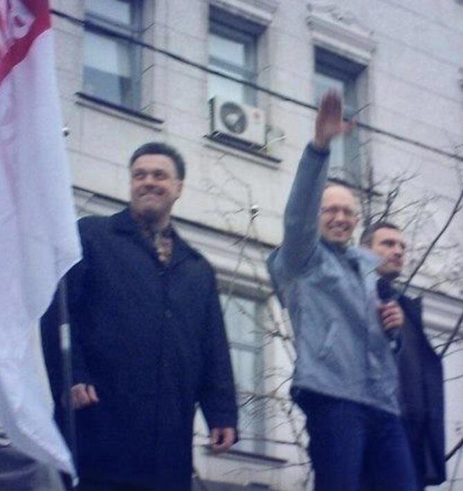 Xαιρετάει ή όχι ναζιστικά ο Γιατσενιούκ; Υποψίες για ρωσική προπαγάνδα [βίντεο] | iefimerida.gr 0