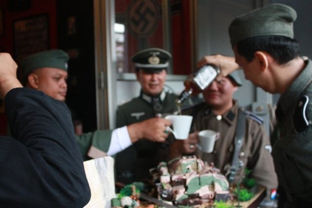 Απειλούν τη ζωή του Ινδονήσιου που άνοιξε καφετέρια φόρο τιμής στους Ναζί [εικόνες] | iefimerida.gr 1