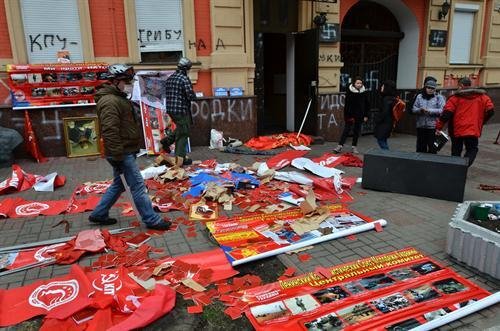 Ουκρανία: Οι νεοναζί με την ανάποδη σβάστικα, τις αλυσίδες και τα τσεκούρια που απειλούν και τους Ελληνες εκεί [εικόνες] | iefimerida.gr 6