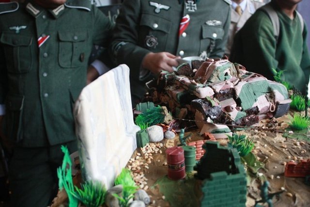 Απειλούν τη ζωή του Ινδονήσιου που άνοιξε καφετέρια φόρο τιμής στους Ναζί [εικόνες] | iefimerida.gr 2