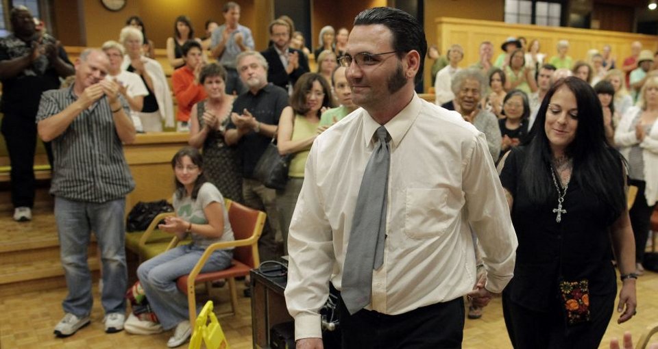 Μετανιωμένος ρατσιστής αφαιρεί όλα τα ναζιστικά τατουάζ-Η συγκλονιστική ιστορία του καταγράφτηκε σε ντοκιμαντέρ [βίντεο + εικόνες] | iefimerida.gr 3