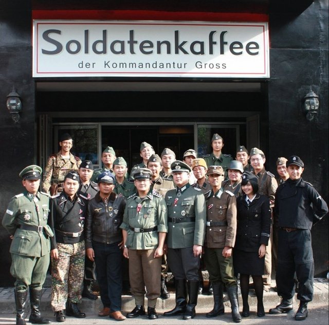 Απειλούν τη ζωή του Ινδονήσιου που άνοιξε καφετέρια φόρο τιμής στους Ναζί [εικόνες] | iefimerida.gr 3