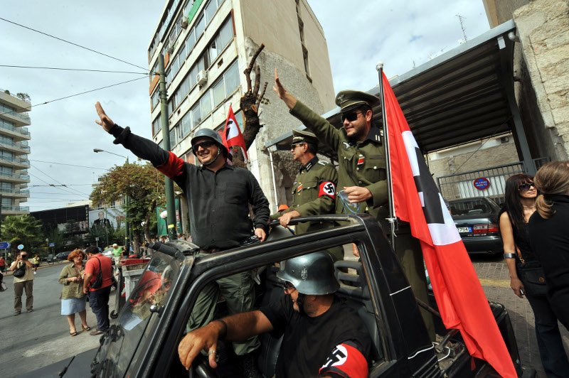 Οταν οι συνδικαλιστές το 2012 υποδέχονταν την Μέρκελ ντυμένοι ναζί- Τώρα, ησυχία | iefimerida.gr 0