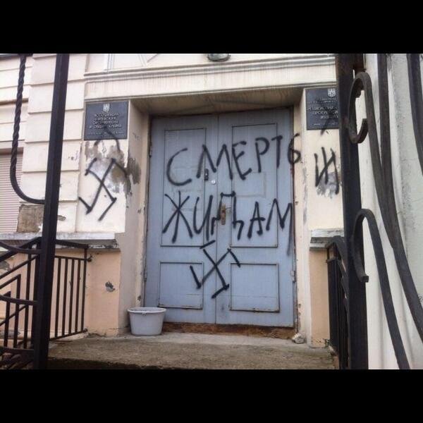 Xαιρετάει ή όχι ναζιστικά ο Γιατσενιούκ; Υποψίες για ρωσική προπαγάνδα [βίντεο] | iefimerida.gr 1